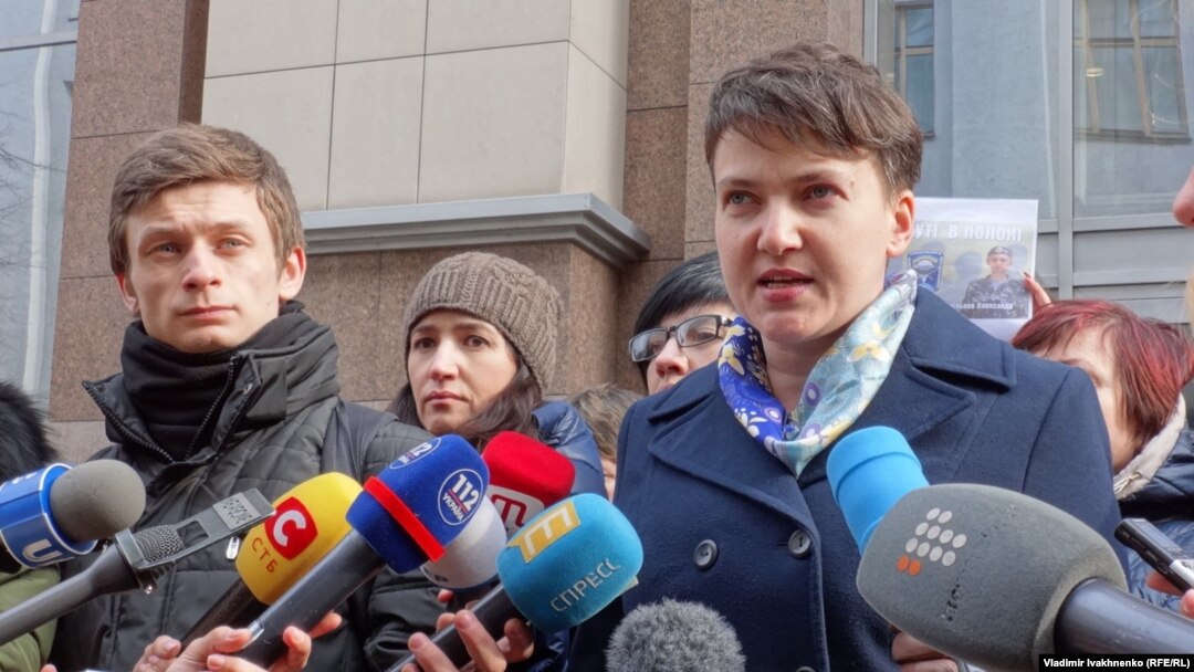 Надежда Савченко выступает на пресс-конференции в Киеве 