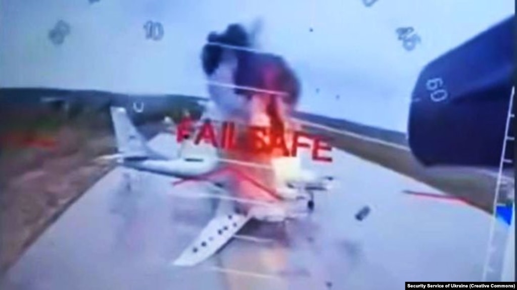 Ảnh chụp màn hình video từ SBU của Ukraine cho thấy cuộc tấn công vào máy bay chiến lược của Nga tại sân bay Belaya ở khu vực Irkutsk giáp Mông Cổ vào ngày 1 tháng 6.