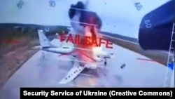 Кадр із відео в момент атаки дронів СБУ по літаках стратегічної авіації Росії на аеродромі «Біла» в Іркутській області, що межує з Монголією. 1 червня 2025 року.