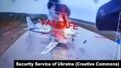 Скриншот из видео ударов СБУ по самолетам стратегической авиации России на аэродроме «Белая» в Иркутской области, граничащей с Монголией. 1 июня 2025 года