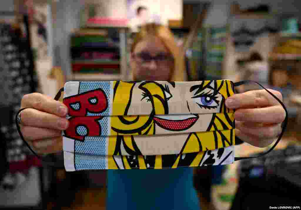 Žena u Zagrebu, 3. marta, pokazuje zaštitnu masku koju je dizajnirao Zoran Aragović. Pamučna maska ima karakterističan pop art stil, koji je svojstven hrvatskom dizajneru.