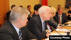 Джон Маккейн на канфэрэнцыі ў Вільні. Фота Хартыя 97