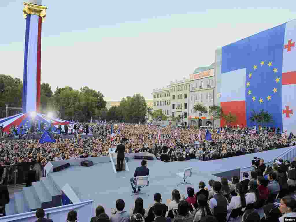 სააკაშვილის და სარკოზის გამოსვლა თავისუფლების მოედანზე