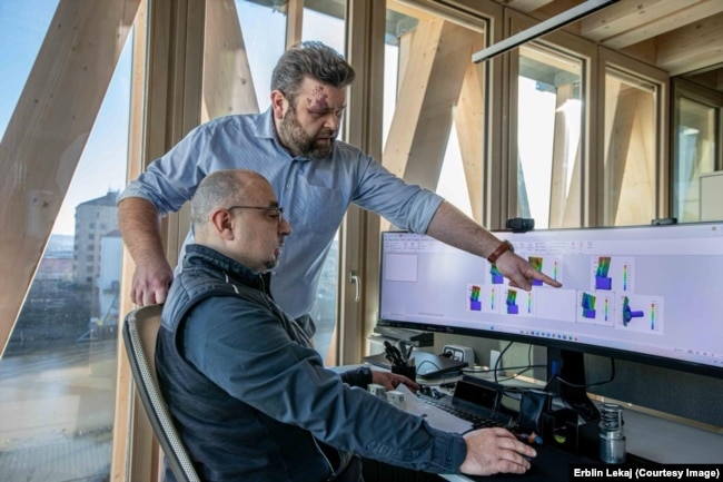 Erblin Lekaj në zyrat e kompanisë së tij në Prishtinë