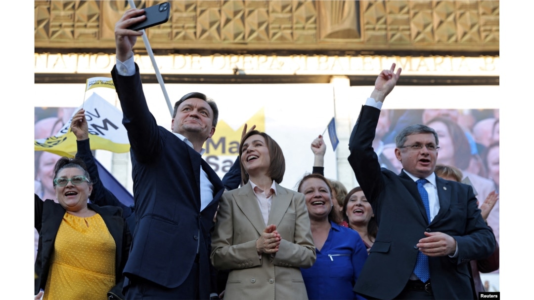 Prim-ministrul Dorin Recean (s) și președintele Parlamentului Igor Grosu (d) la evenimentul de lansare în campania pentru prezidențiale a Maiei Sandu, 20 septembrie 2024.