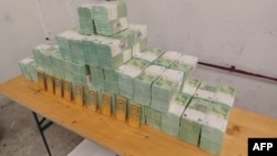 Угорщина показує гроші та золоті злитки з двох українських броньованих транспортних засобів для перевезення готівки. 6 березня 2026 року