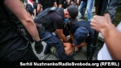 Затримання одного з учасників мітингу