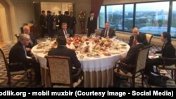 ШҲТ аъзо давлатлар Ташқи ишлар вазирлари Тошкент йиғини пайтида солинган тўкин дастурхон атрофида.