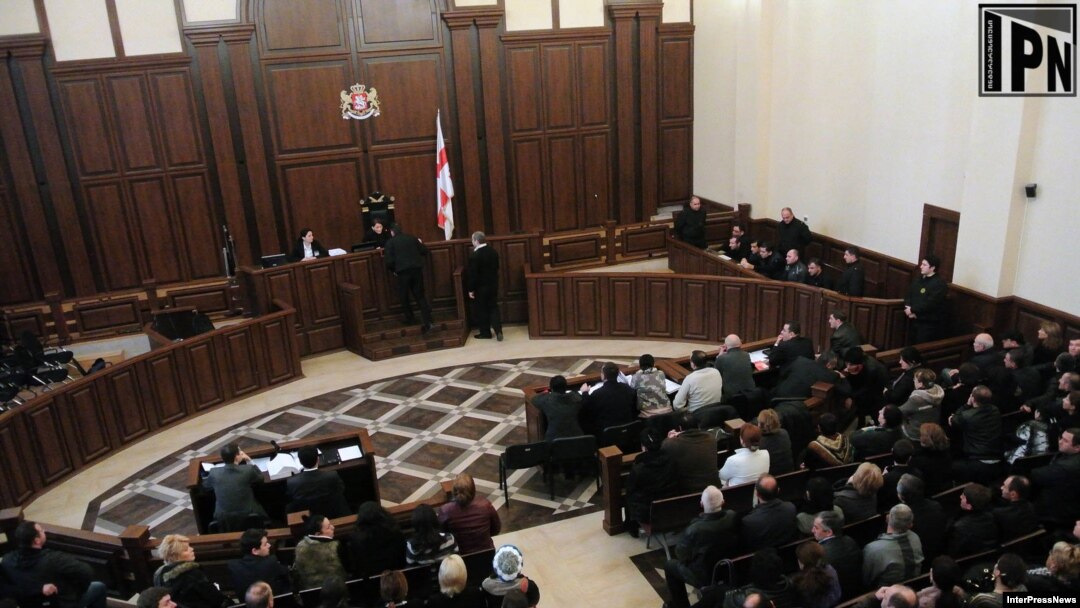 После получасового перерыва суд огласил свое решение: все обвиняемые освобождаются под залог