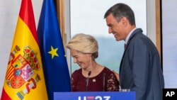 Președinta Comisiei Europene, Ursula von der Leyen, stânga, și prim-ministrul Spaniei Pedro Sánchez părăsesc scena după o conferință de presă în timpul unui summit UE la Madrid, Spania, sâmbătă, 3 iulie 2023.