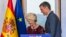 Președinta Comisiei Europene, Ursula von der Leyen, stânga, și prim-ministrul Spaniei Pedro Sánchez părăsesc scena după o conferință de presă în timpul unui summit UE la Madrid, Spania, sâmbătă, 3 iulie 2023.