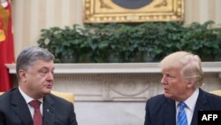 Петро Порошенко (л) і Дональд Трамп (п) під час зустрічі в Білому домі, Вашингтон, 20 червня 2017 року