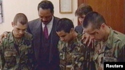 Lider za građanska prava Džesi Džekson i tadašnji američki kongresmen Rod Blagojević sa oslobođenim američkim vojnicima u Beogradu, 29. april 1999.