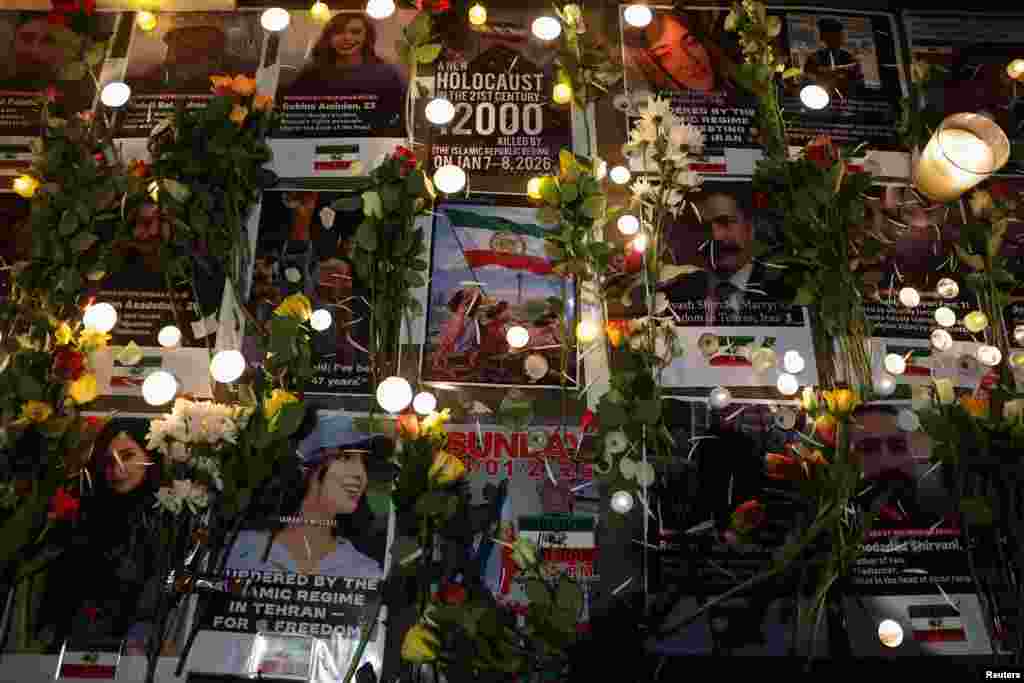 Свечи и цветы оставлены в память протестующих, которые, как полагают, были убиты во время недавних протестов в Иране, Лондон, Великобритания, 18 января 2026 года. REUTERS/Toby Melville