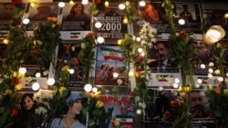 Lumânări și flori lăsate în semn de omagiu, alături de fotografii ale protestatarilor uciși în recentele proteste din Iran, în timpul unei manifestații care a avut loc la Londra pe 18 ianuarie.