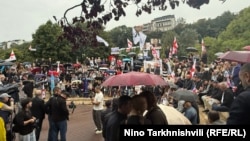 თბილისში, რიყის ამფითეატრში აქციაზე ძირითადად „ნაციონალური მოძრაობის“ წევრები და მხარდამჭერები შეიკრიბნენ