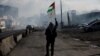 Čovek drži palestinsku zastavu, tokom sukoba Palestinaca s izraelskim snagama na okuipranoj Zapadnoj obali, 27. decembar 2022.