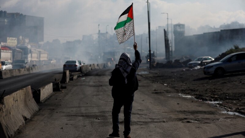 Izraelskoj policiji naređeno da uklanja palestinske zastave s javnih mesta