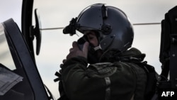 Пілёт паветраных сілаў Францыі рыхтуецца да ўзьлёту на зьнішчальніку Rafale перад супольнай місіяй з польскімі F-16 на авіябазе ў Мінску-Мазавецкім, 17 верасьня 2025 году