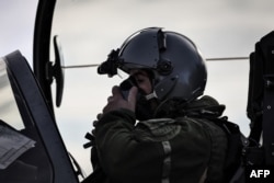 Пілот Повітряно-космічних сил Франції готується до зльоту на винищувачі Rafale перед спільною місією з польськими F-16 на авіабазі в Мінську-Мазовецькому 17 вересня 2025 року в межах місії «Східна варта»