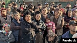 Эл арасында "лөлү маале" деген ат менен таанылган айылдын тургундары. Ош мэриясы тараткан сүрөт. 