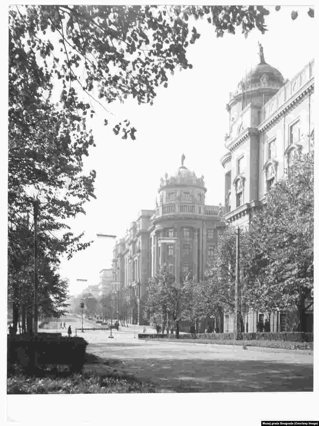 Ulica Kneza Miloša 1956. godine, čiji je gornji deo ka zgradi Skupštine Srbije nekada imao dva reda drvoreda. &ldquo;Uklanjanje šumskih i drugih zelenih površina u urbanizovanim delovim Beograda dovodi, između ostalog, do povećanja emisije gasova koji proizvode efekat &lsquo;staklene bašte&rsquo;, manje produkcije kiseonika, pojačavanja efekta &lsquo;toplotnog ostrva&rsquo; i dehumanizacije gradskog prostora&rdquo;, ukazuje za RSE dekan Šumarskog fakulteta u Beogradu Ratko Ristić.