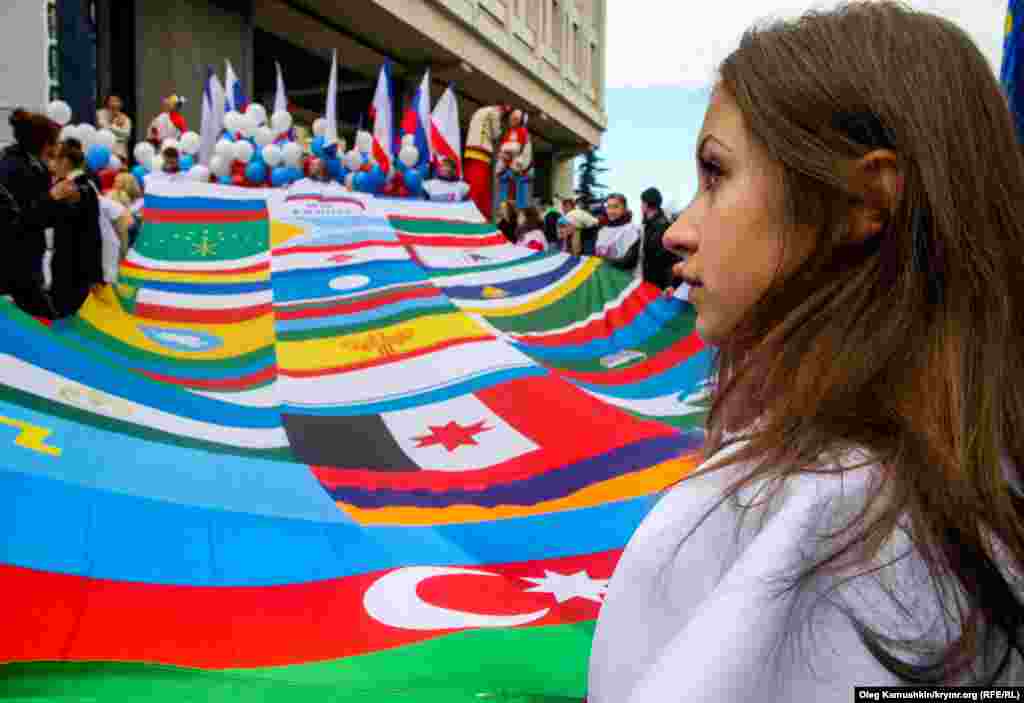 Из флагов республик Российской Федерации сшили огромное полотно&nbsp; 