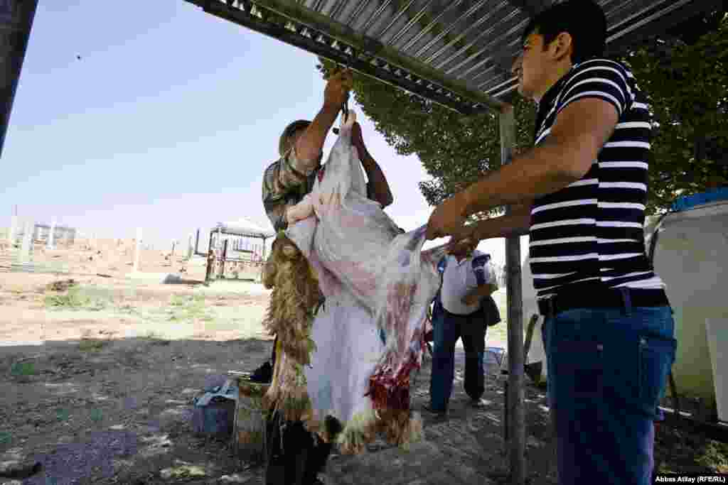 Bura ziyarətə gələn zəvvarlar kompleksin həyətində qurban kəsirlər.