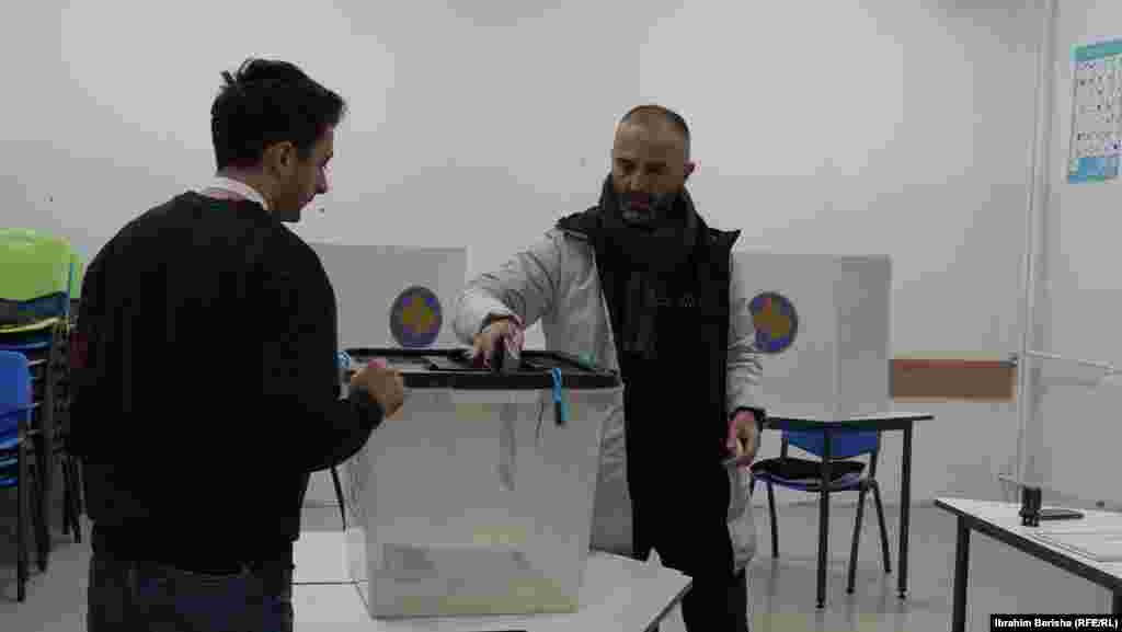 Një burrë voton në një qendër votimi në Prishtinë në zgjedhjet e parakohshme parlamentare të Kosovës.