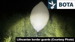 Balona si kjo, në një fotografi arkivi të ndarë nga rojet kufitare lituane, janë përdorur për të kontrabanduar mallra nga Bjellorusia.