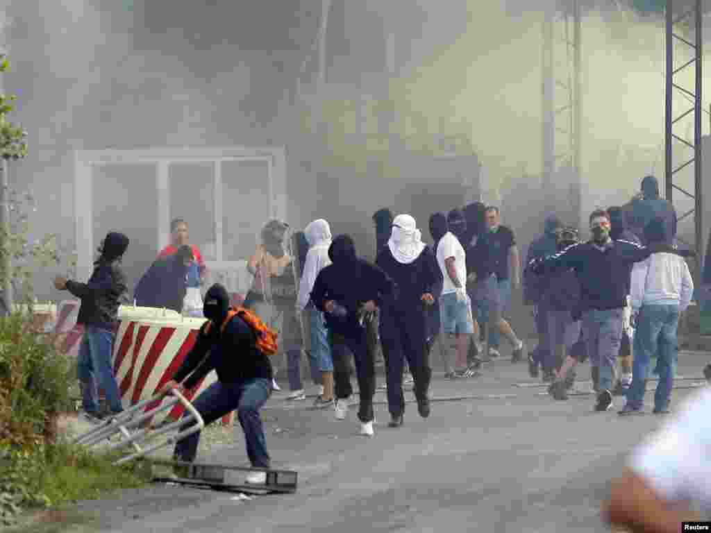 Masked Serb extremists set the Serbia-Kosovo border crossing at Jarinje on fire on July 27.