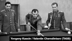 Valery Bykovsky (left) with fellow Soviet cosmonauts Yury Gagarin (center) and Gherman Titov in 1965. 