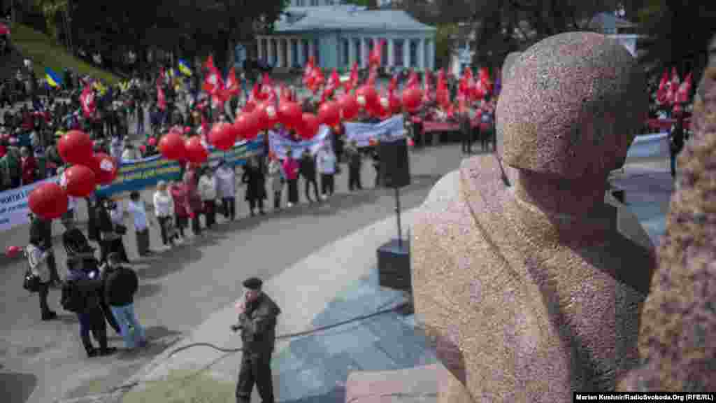 Хтось шикувався під Аркою дружби народів