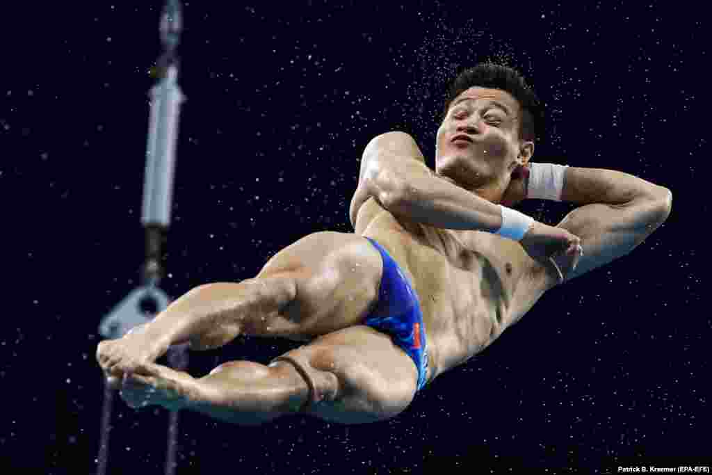 Цзянь Ян из Китая выступает в полуфинале соревнований по прыжкам в воду с вышки 10 м на Олимпийских играх 2020 года в Токио, 7 августа 2021 года