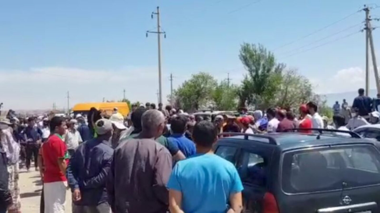 Ваъдаи кумак ва ҳамзамон ҳушдори мақомот ба сокинони норозии Хуросон. ВИДЕО