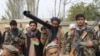 Emberek fegyvert ragadnak Kunduz tartományban, Afganisztánban a tálibok ellen. 2021. január 5-én