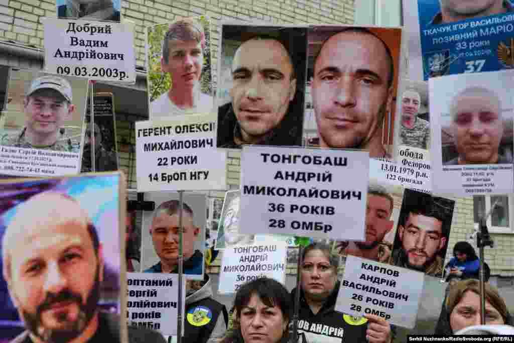 Вони присутні на кожному обміні і просять звільнених надати їм бодай якусь інформацію про близьких