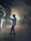 <p>Stanovnici Hajderabada u Pakistanu slave nakon objave prekida vatre između Pakistana i Indije nakon višesedmičnih sukoba nakon napada na hinduističke turiste u spornoj regiji Kašmir.