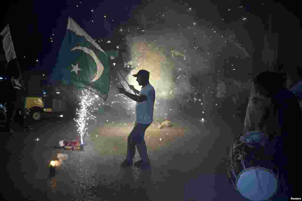 Stanovnici Hajderabada u Pakistanu slave nakon objave prekida vatre između Pakistana i Indije nakon višesedmičnih sukoba nakon napada na hinduističke turiste u spornoj regiji Kašmir.