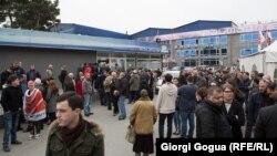 Учасники протесту біля будівлі Руставі-2 в Тбілісі, 3 березня 2017 року