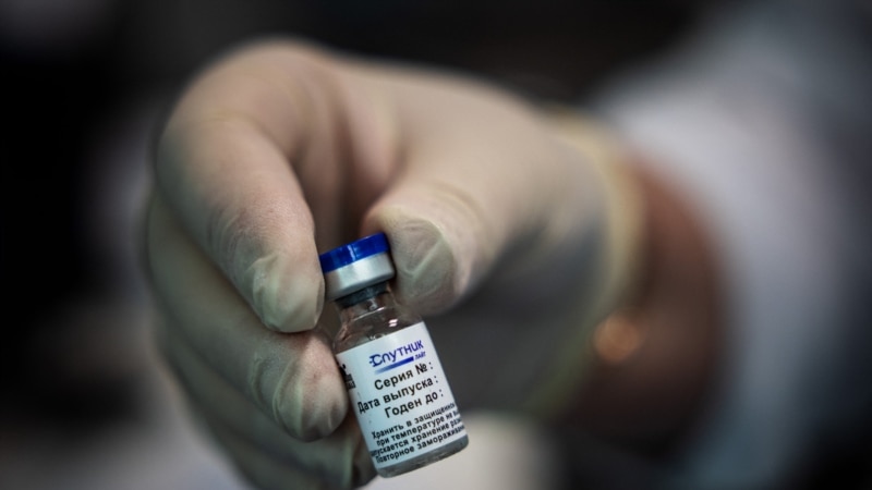 Кремль заявил, что ввоз иностранных вакцин в Россию не обсуждается: «своих хватает»
