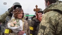 دوو اوکراینیو رضاکاره سرتېرو د جګړې پرمهال واده کړی