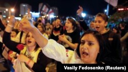 Mulțimea protestând, în Minsk, împotriva brutalității poliției, 13 august 2020