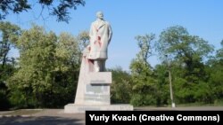 Останній пам’ятник Леніну в Одесі, облитий червоною фарбою ще кілька років тому, так і стоїть досі обляпаний