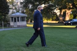 Трамп идёт к вертолёту для отлёта в госпиталь.