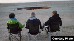 Anjelo Agatino Nikolosi, Kim Fiedler Westergaard we Martin Lejsgaard Myrup ýanýan gaz ýatagynyň ýanynda. Türkmenistan, Derweze, maý, 2014.