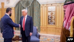 АКШнын президенти Дональд Трамп жана Сириянын утурумдук жетекчиси Ахмед аш-Шараа. Эр-Рияд, 14-май 2025-жыл.