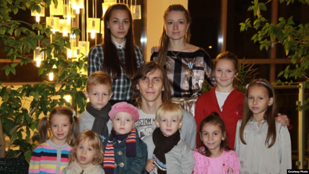 Екатерина Онохова (соңғы қатарда оң жақта тұр) мен жұбайы Александр (ортада) балаларының арасында. 2010 жыл.
