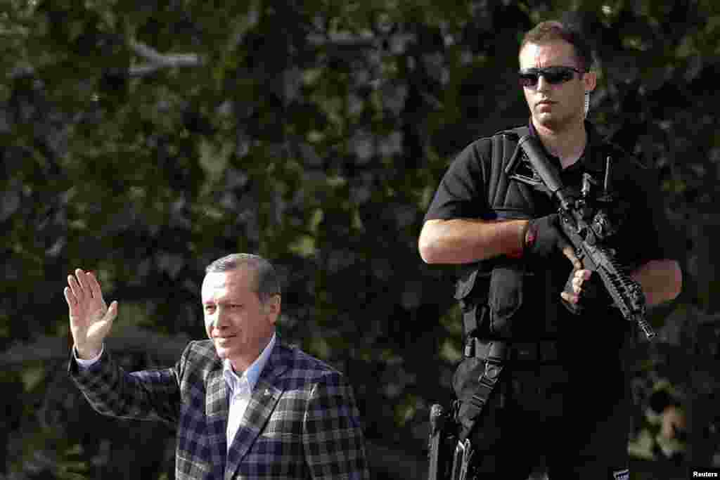 Premijer Tajip Erdogan obratio se svojim pristalicama u Ankari, 9. juni 2013. Foto: REUTERS / Umit BEKTAS 