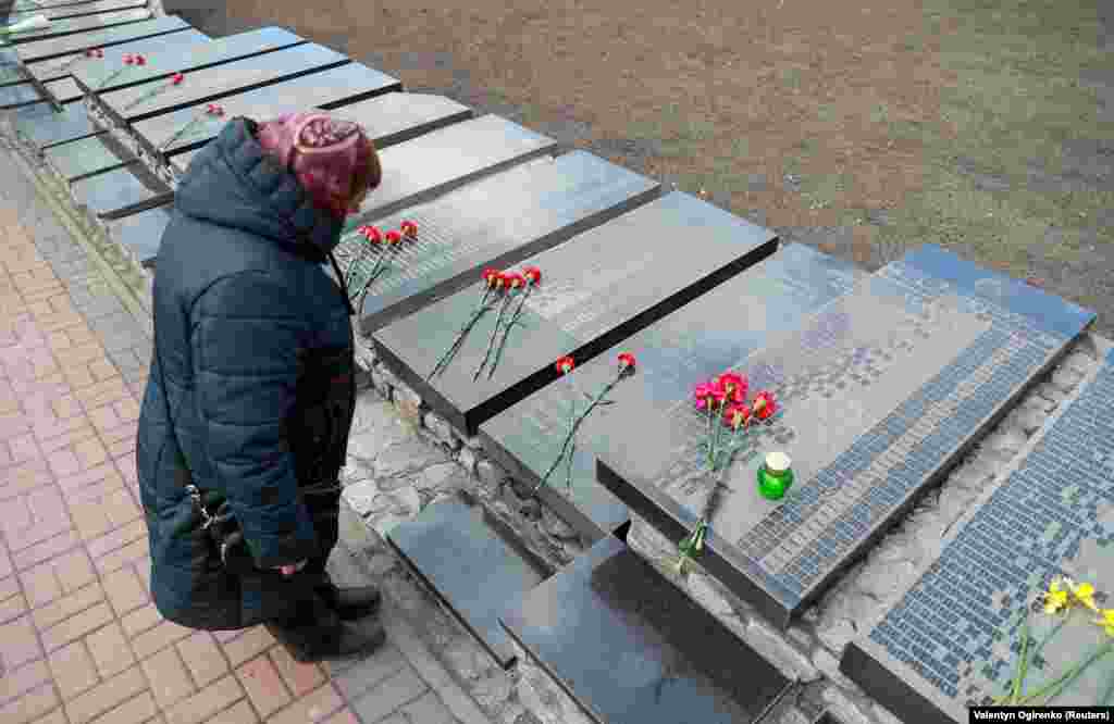 Една жена присуствува на комеморативна церемонија во Киев на 26 април, по повод 35-годишнината од катастрофата во Чернобил.